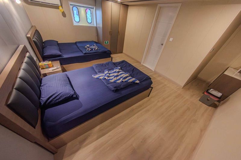 Lower deck: cabins with a double and a single bed