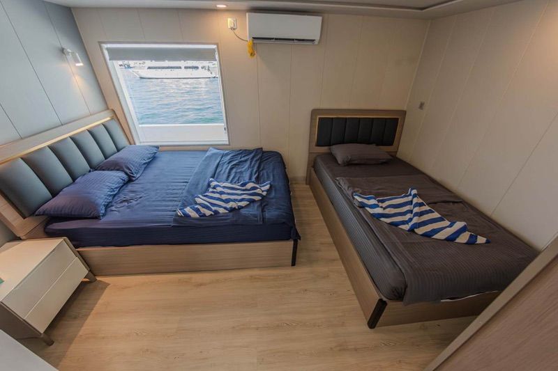 Upper deck: cabin with a double and a single bed