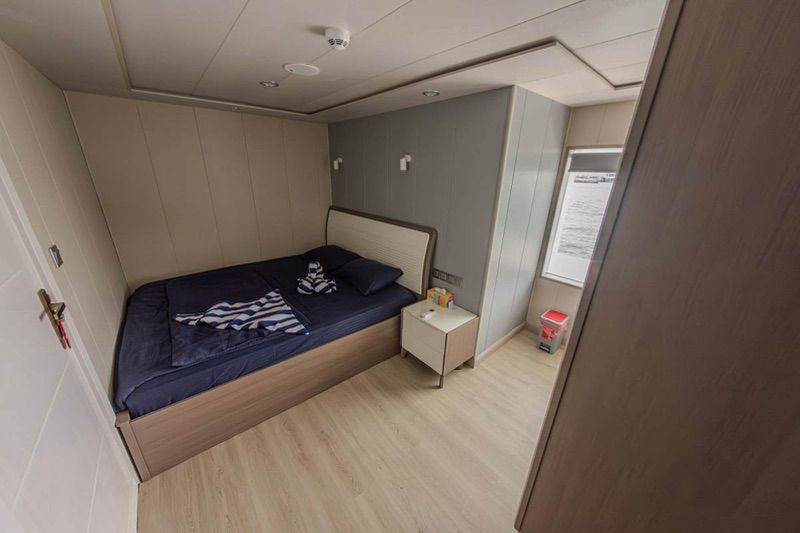 Upper deck: cabin with a double bed only