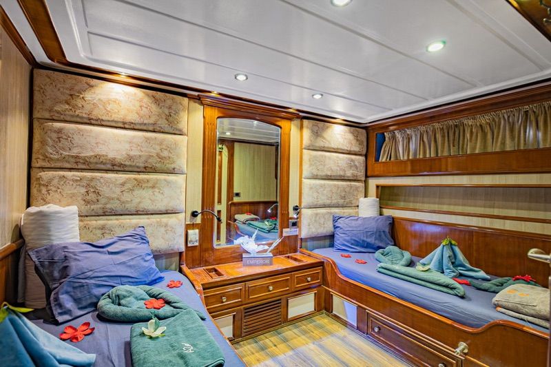 EMPEROR SUPERIOR CABINS - Lower deck (twin beds in an L-shape)