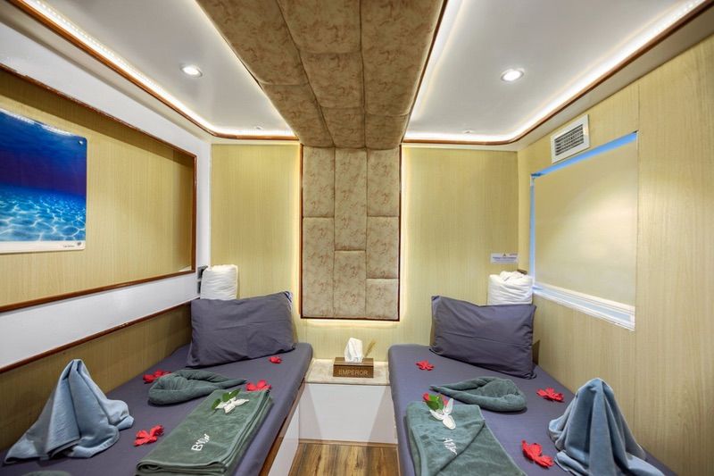 EMPEROR SUPERIOR CABINS - Main deck (twin beds side by side)