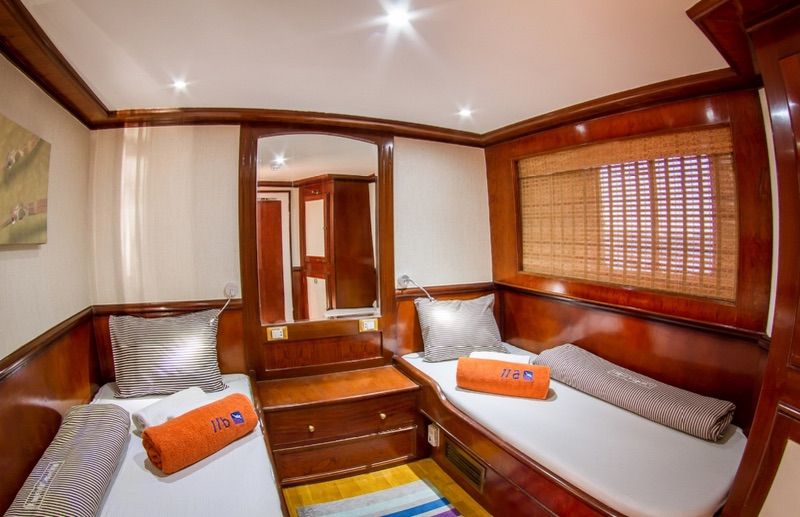 EMPEROR SUPERIOR CABINS - Upper deck (double bed)